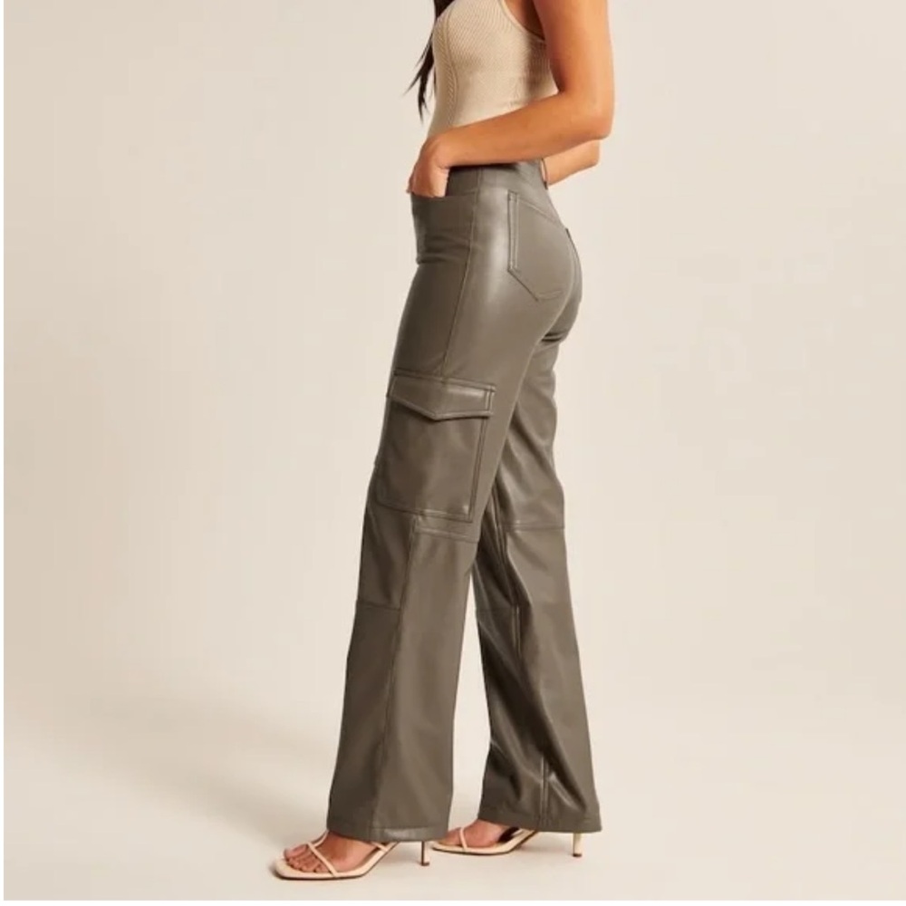 Abercrombie size 26 regular 90s relaxed high rise gray leather cargo pants
